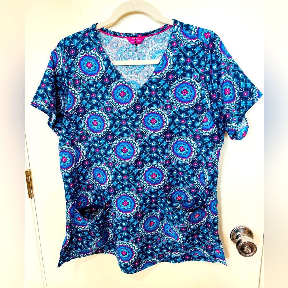 Vera bradley blue pink ladies hospital medical scrub top style V6117 scrubs sz M